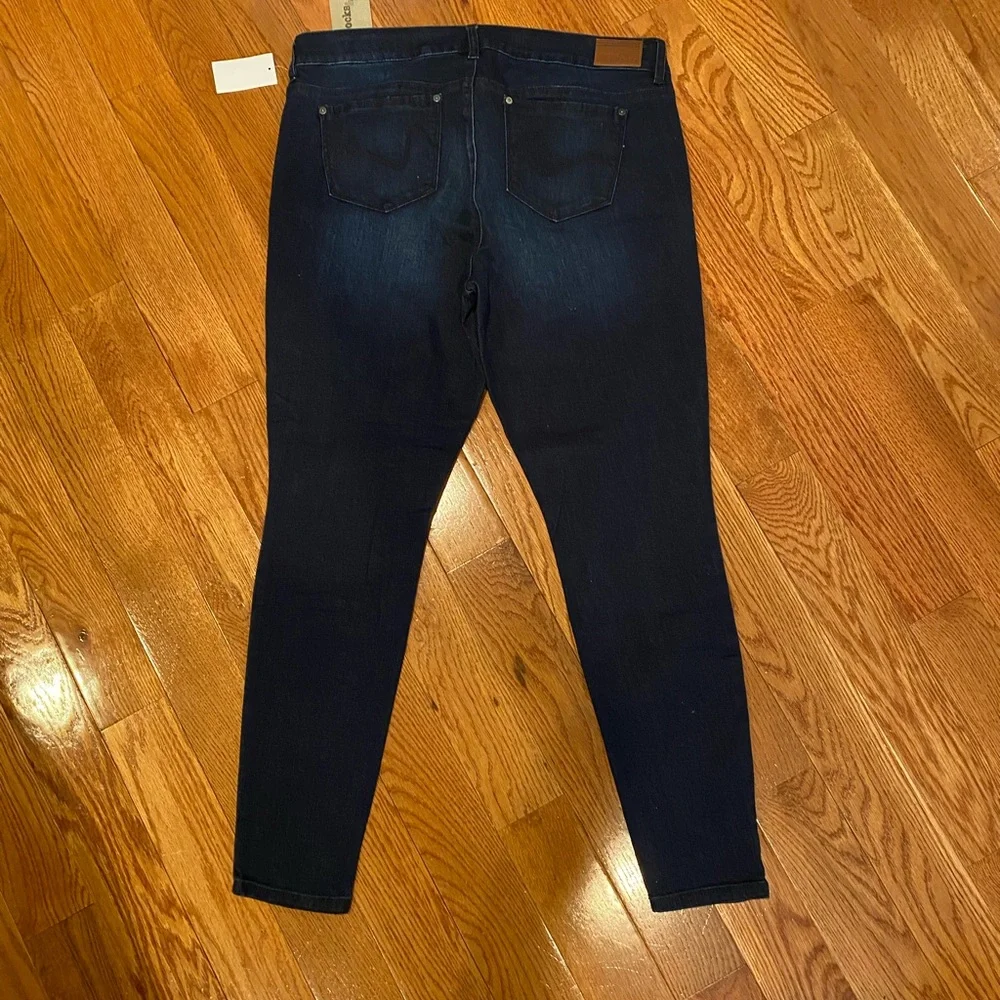 Rocks and indigo jeans - Picture 5 of 5